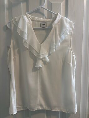 Cabi Portrait Blouse
White Ruffle V-Neck Sleeveless